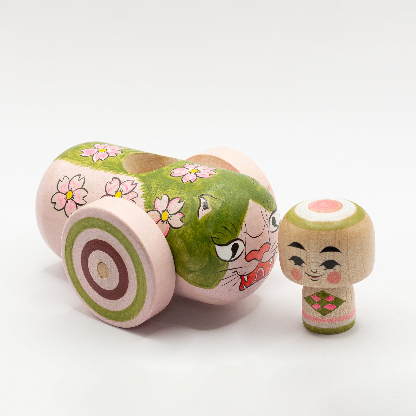 Kokeshi-Mobil: Wilde Katze trifft Kirschblüte