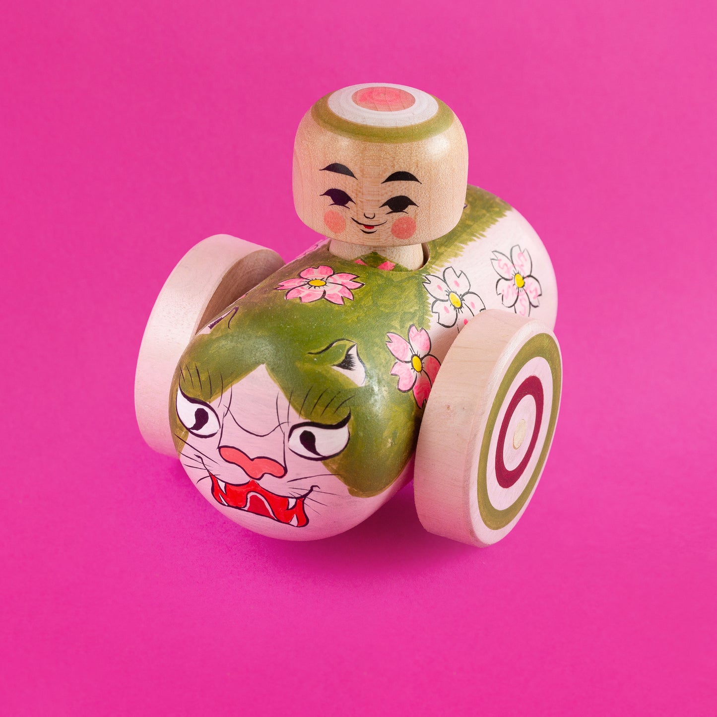 Kokeshi-Mobil: Wilde Katze trifft Kirschblüte