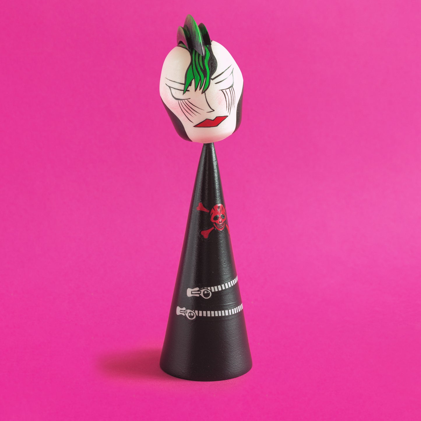 Exklusive Sosaku-Kokeshi Nina mit einem Irokesenschnitt
