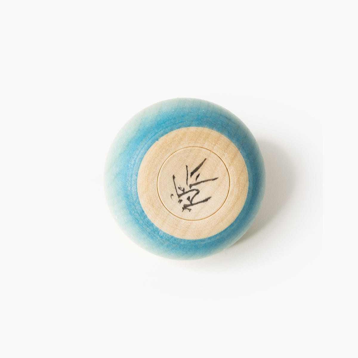 Unterseite der blauen Ejiko-Kokeshi mit Künstlersignatur