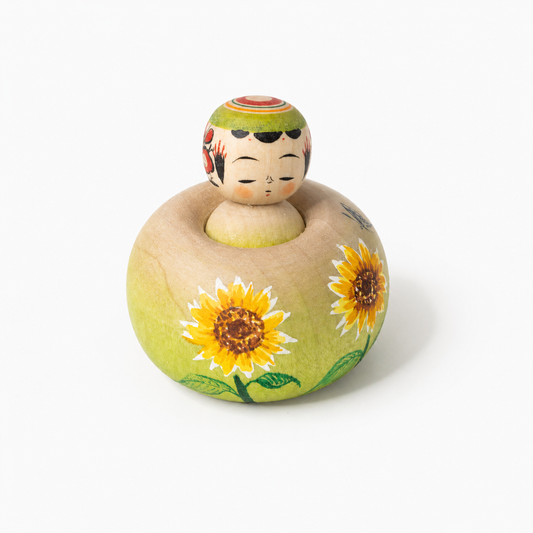 Ejiko-Kokeshi mit zwei Sonnenblumen in Frontalansicht