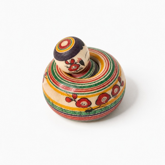 Ejiko-Kokeshi schräg von oben mit roten Pflaumenblüten