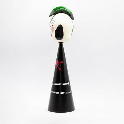 Exklusive Sosaku-Kokeshi Nina mit einem Irokesenschnitt