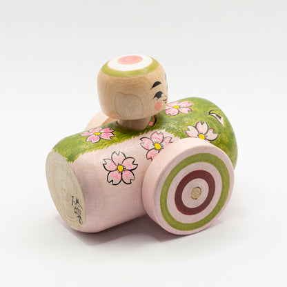 Kokeshi-Mobil: Wilde Katze trifft Kirschblüte