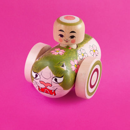 Kokeshi-Mobil: Wilde Katze trifft Kirschblüte