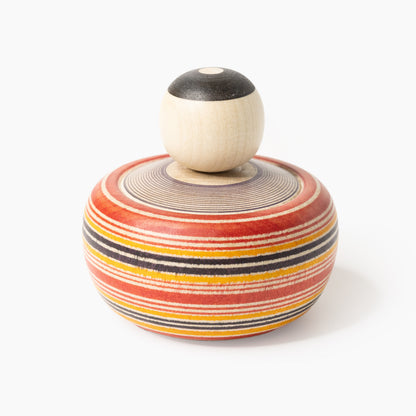 Rear view of the Makoto-style Ejiko kokeshi in red and indigo