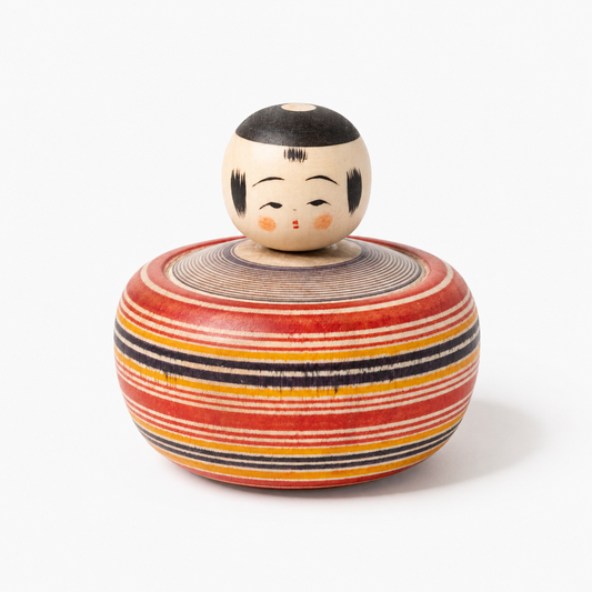 Ejiko-Kokeshi im Makoto-Stil in Rot und Indigo in Frontalansicht