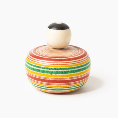 Rear view of the Makoto-style Ejiko kokeshi in red and green
