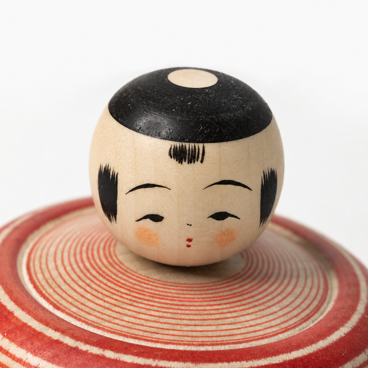 Red and green Bōzu Ejiko kokeshi by Yusuke Sato.