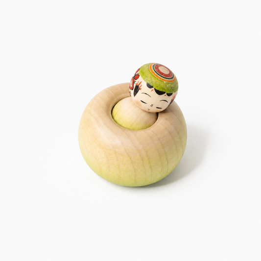 Matcha-grüne Ejiko-Kokeshi aus Holz in schräger Vorderansicht