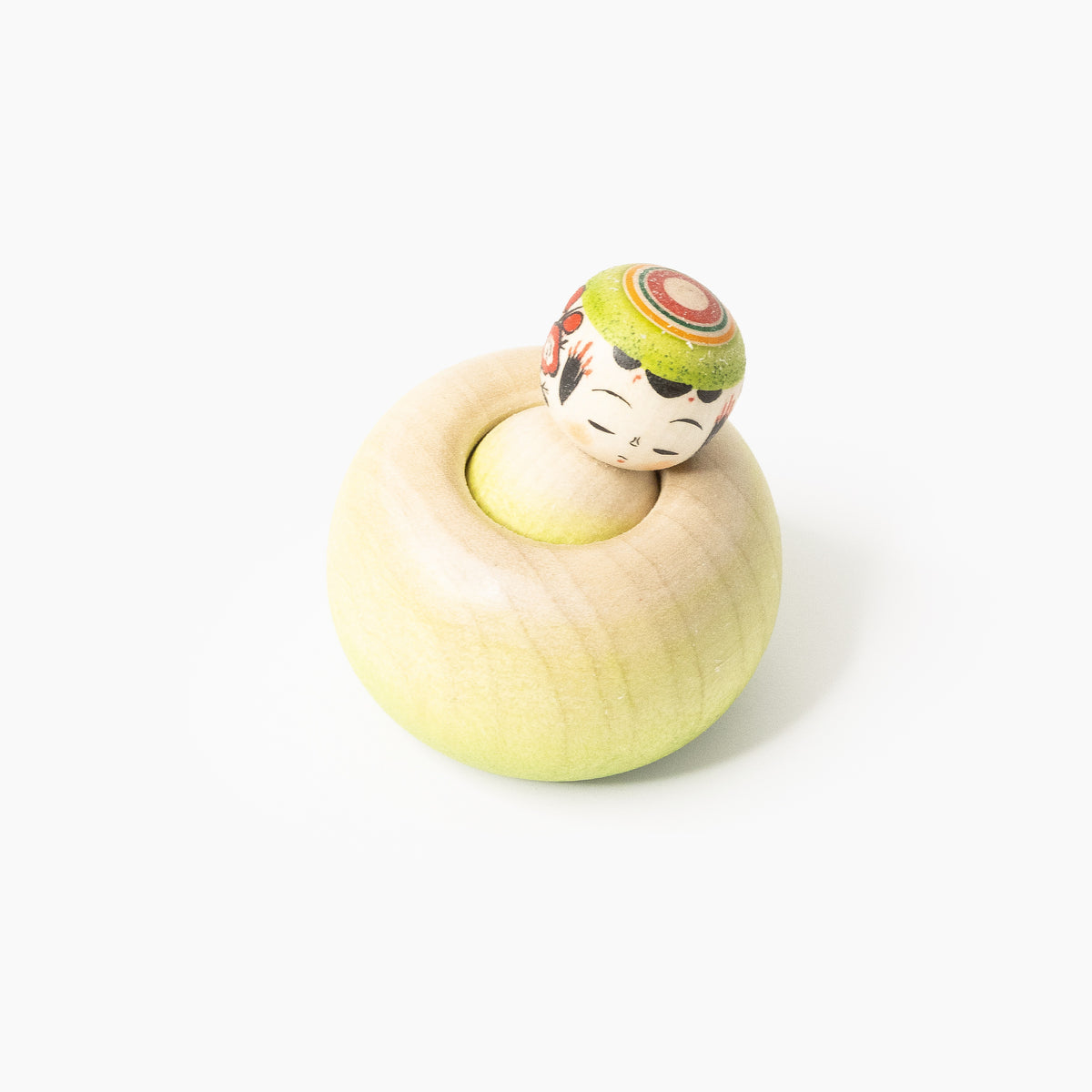 Matcha-grüne Ejiko-Kokeshi aus Holz in schräger Vorderansicht