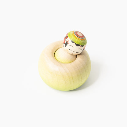 Matcha-grüne Ejiko-Kokeshi aus Holz in schräger Vorderansicht
