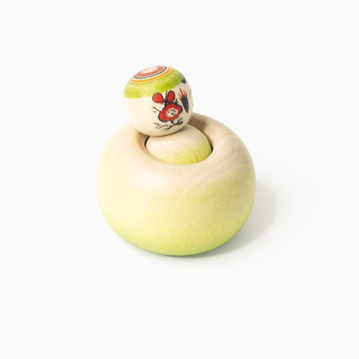 Matcha-grüne Ejiko-Kokeshi in Seitenansicht mit rotem Blütenmotiv am Kopf