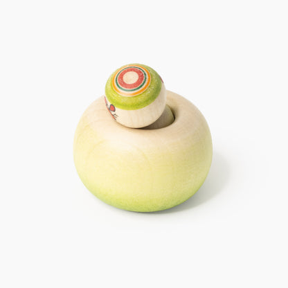 Matcha-grüne Ejiko-Kokeshi in Rückansicht von oben mit Ringmuster