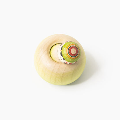 Matcha-grüne Ejiko-Kokeshi in Draufsicht mit grün-rotem Ringmuster