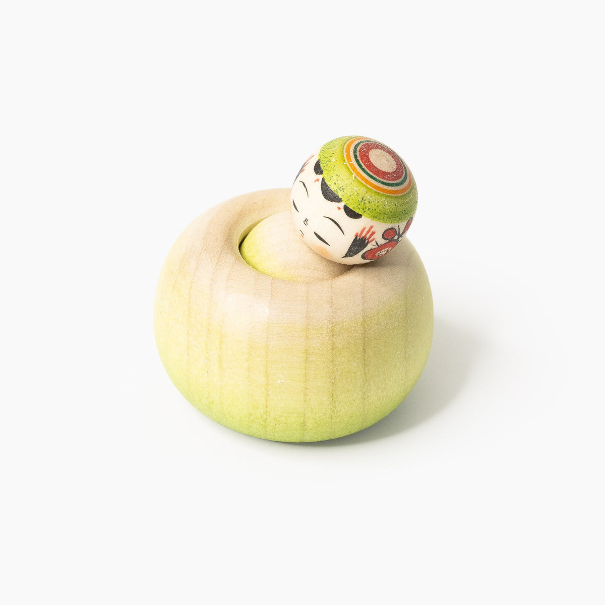 Matcha-grüne Ejiko-Kokeshi in Seitenansicht mit schlafendem Gesicht