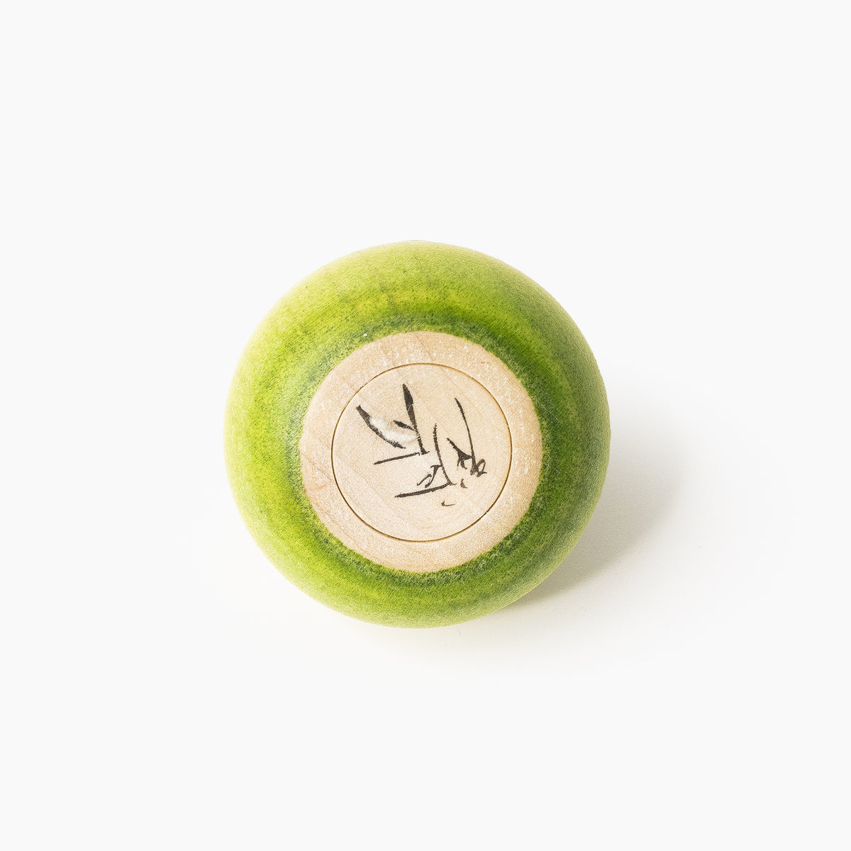 Unterseite der matcha-grünen Ejiko-Kokeshi mit Künstlersignatur