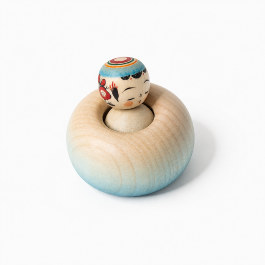 Blaue Ejiko-Kokeshi aus Holz in schräger Vorderansicht
