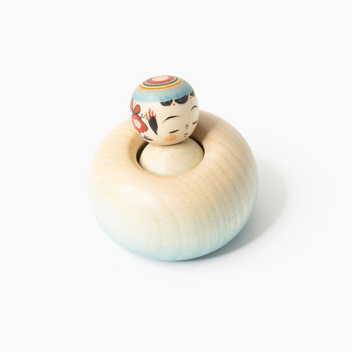 Blaue Ejiko-Kokeshi aus Holz in schräger Vorderansicht