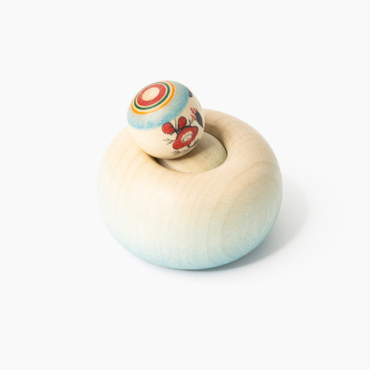 Blaue Ejiko-Kokeshi in Seitenansicht mit rotem Blütenmotiv am Kopf
