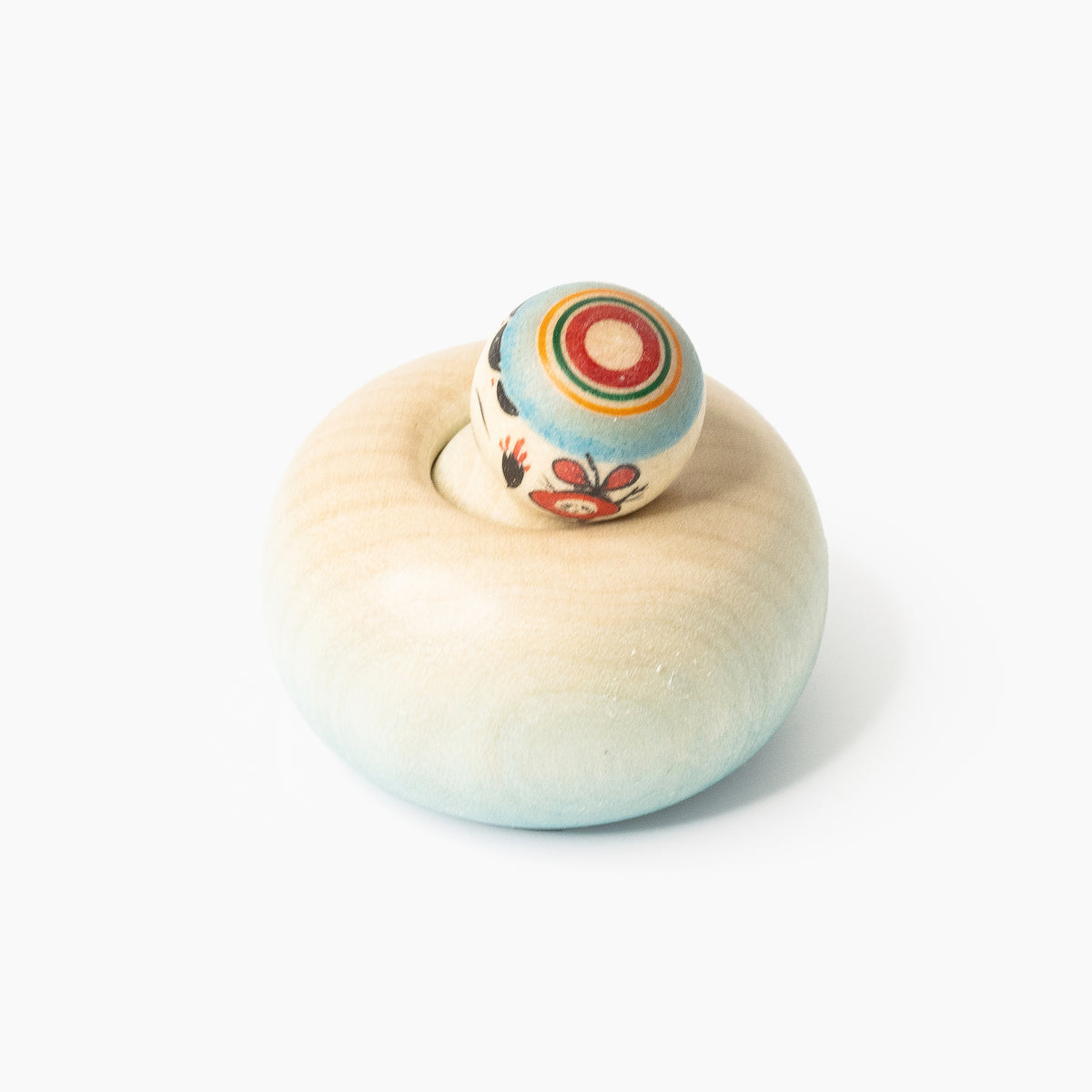 Blaue Ejiko-Kokeshi schräg von oben mit Ring- und Blütenmuster