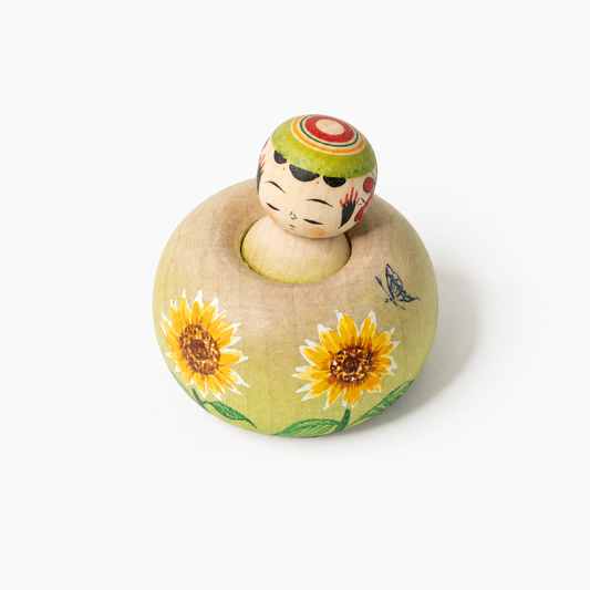Ejiko-Kokeshi mit Sonnenblumen und Schmetterling in schräger Vorderansicht