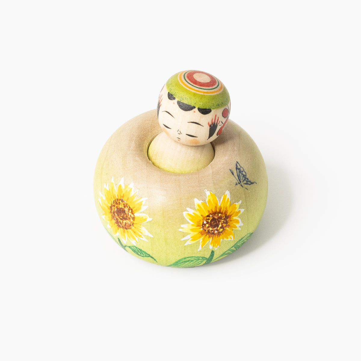 Ejiko-Kokeshi mit Sonnenblumen und Schmetterling in schräger Vorderansicht