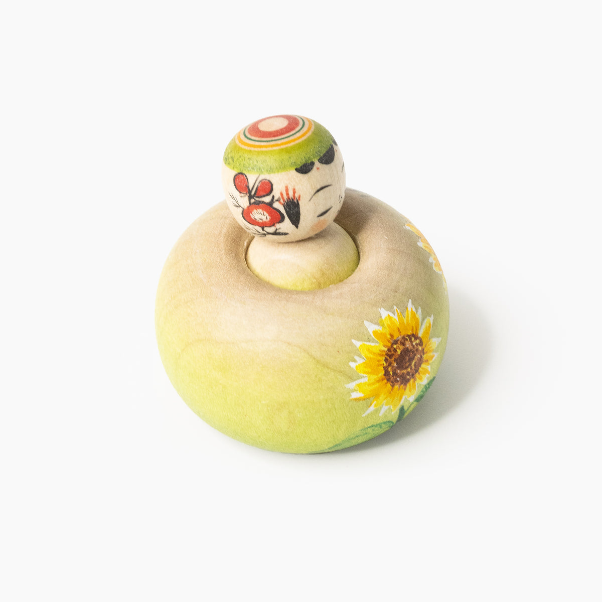 Ejiko-Kokeshi in Seitenansicht mit Sonnenblume und Blütenmotiv am Kopf