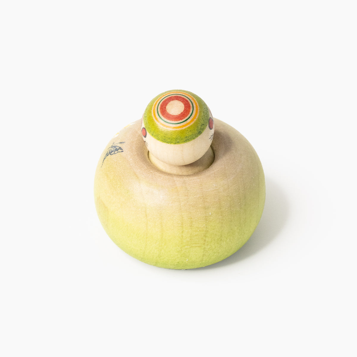 Ejiko-Kokeshi in Rückansicht von oben mit Schmetterlingsmotiv