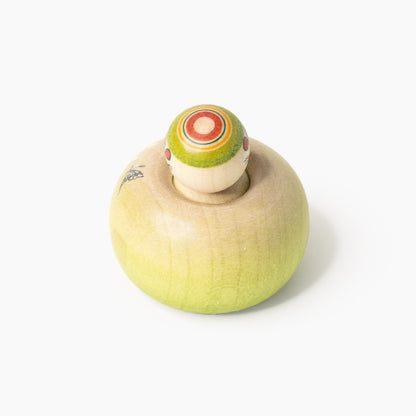 Ejiko-Kokeshi in Rückansicht von oben mit Schmetterlingsmotiv