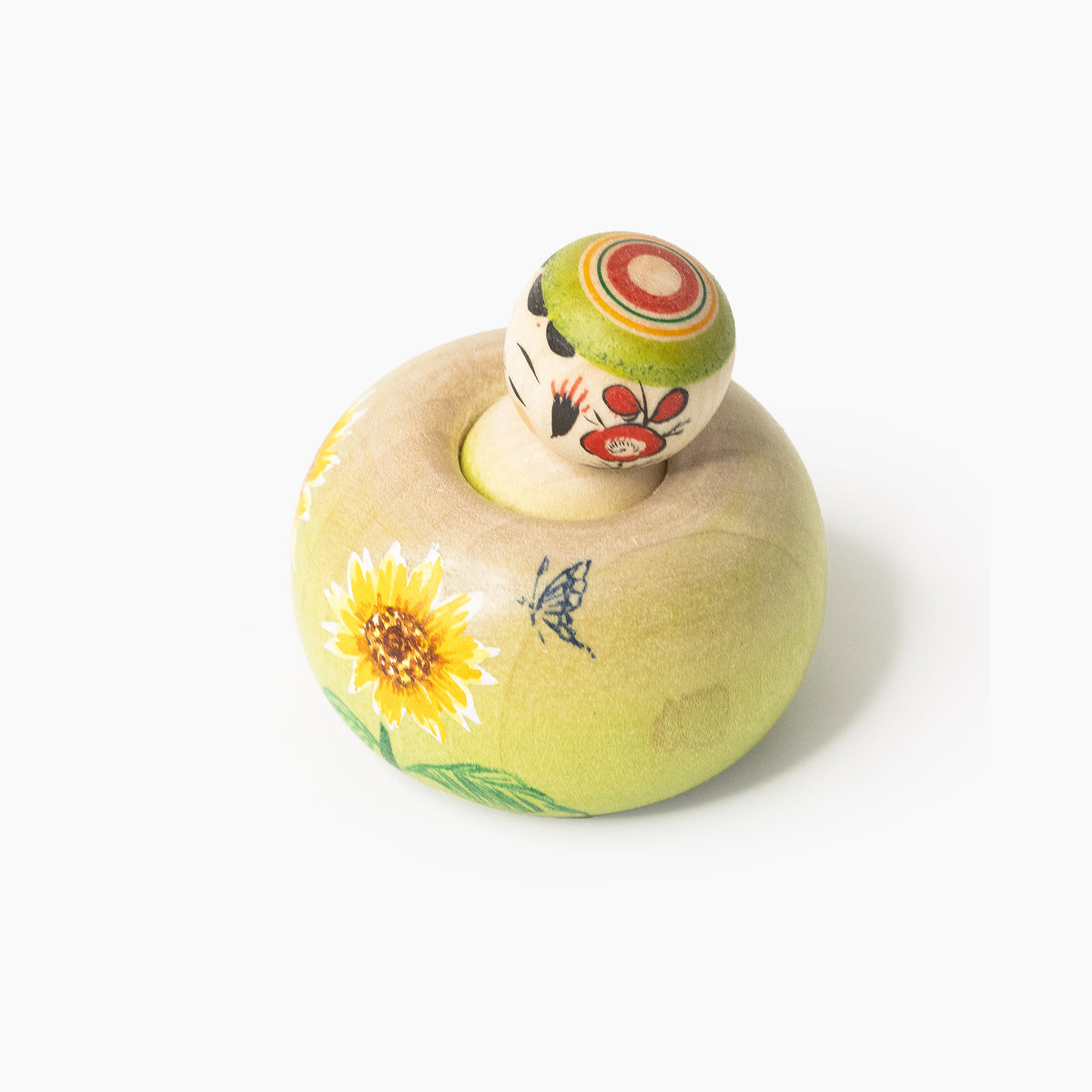 Ejiko-Kokeshi schräg von oben mit Sonnenblumen und Schmetterling