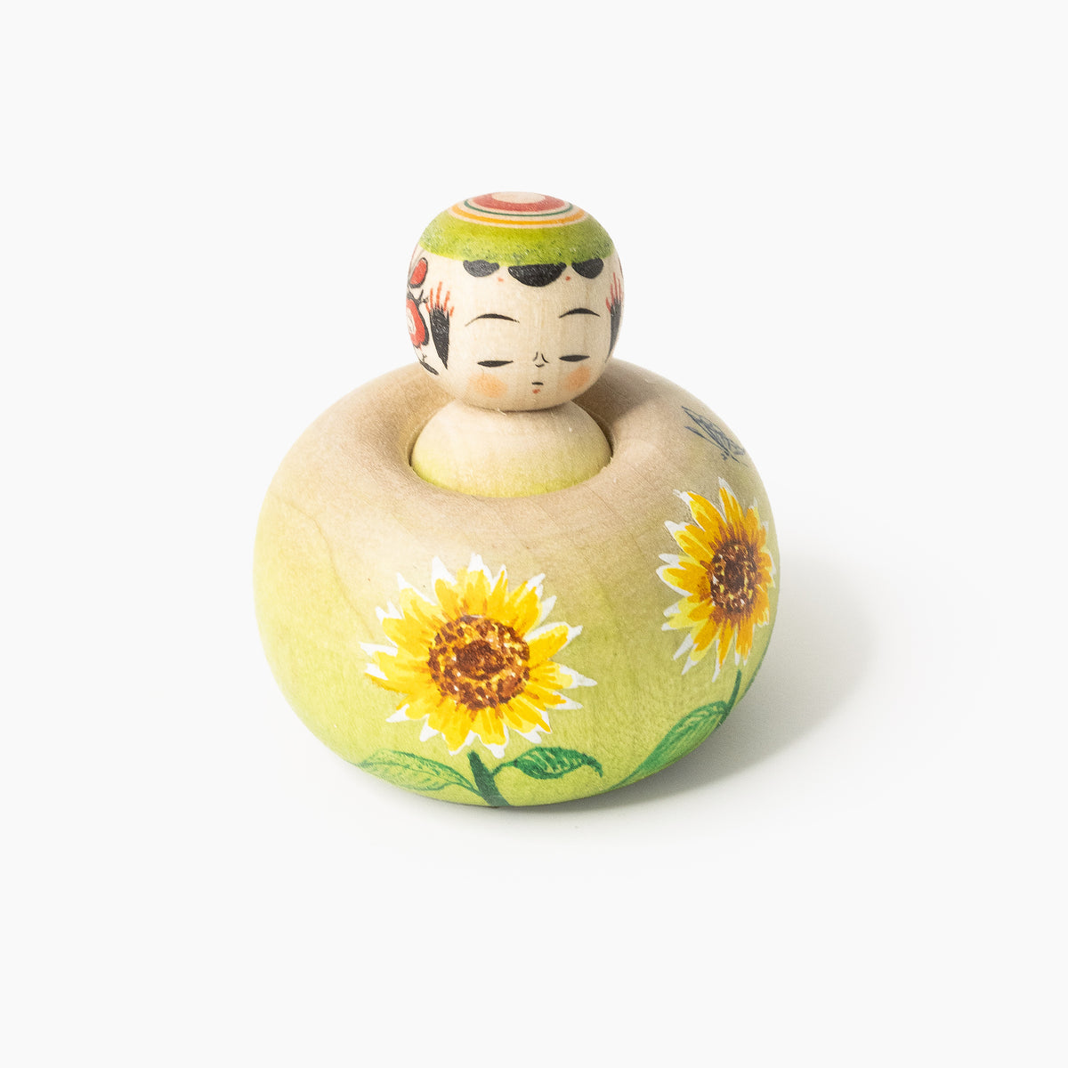 Ejiko-Kokeshi mit zwei Sonnenblumen in Frontalansicht