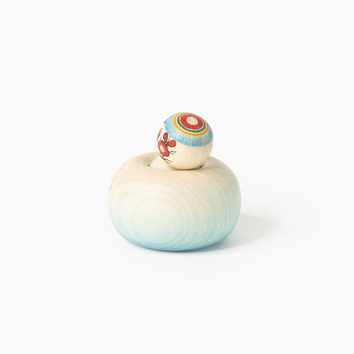 Seeotter-Ejiko-Kokeshi in Rückansicht mit blauem Farbverlauf