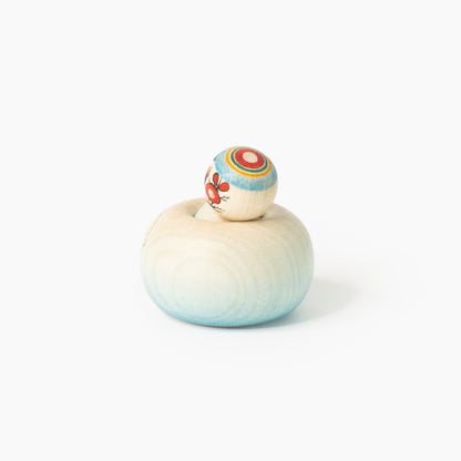 Seeotter-Ejiko-Kokeshi in Rückansicht mit blauem Farbverlauf