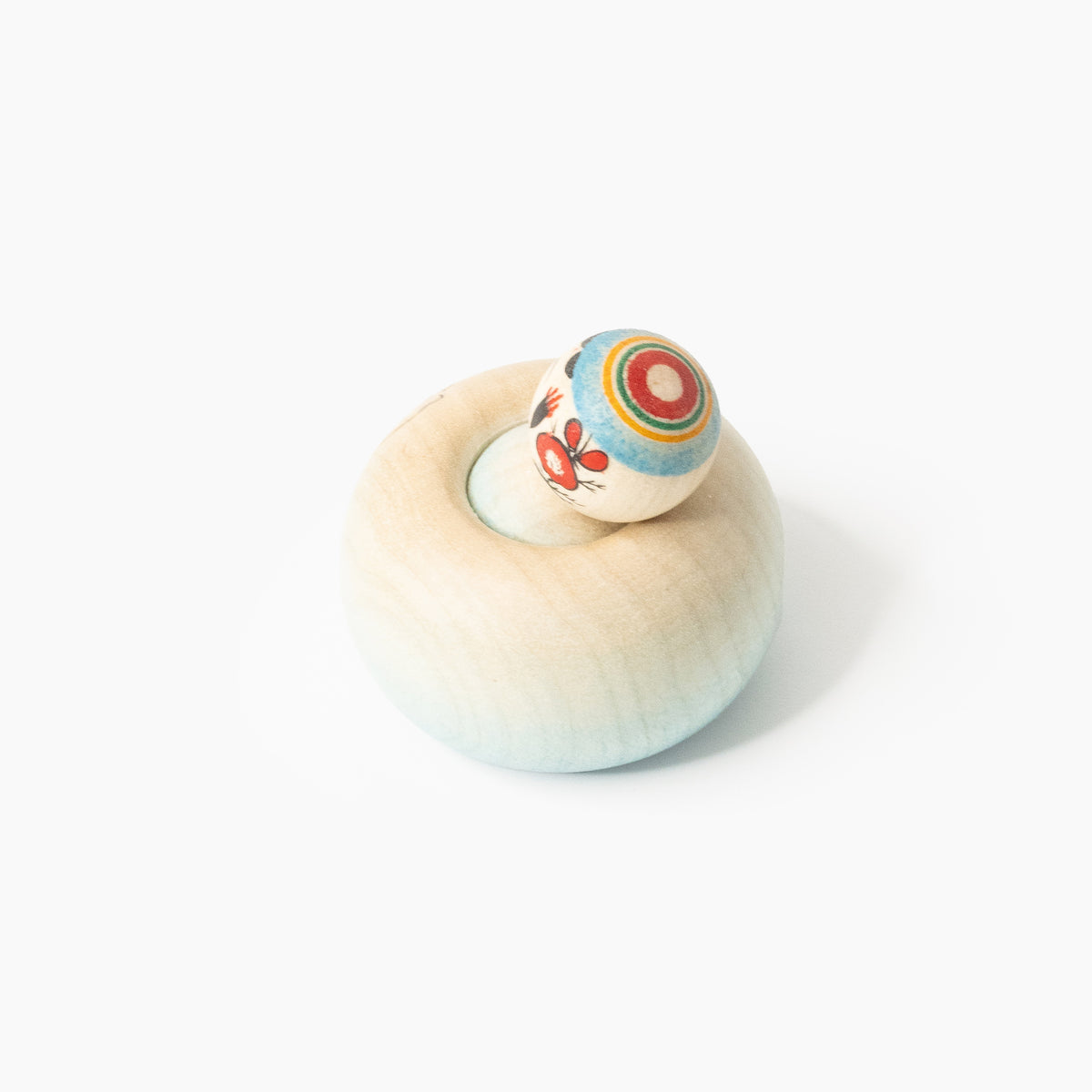 Seeotter-Ejiko-Kokeshi schräg von oben mit schlafendem Gesicht