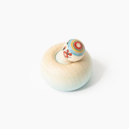 Seeotter-Ejiko-Kokeshi schräg von oben mit schlafendem Gesicht