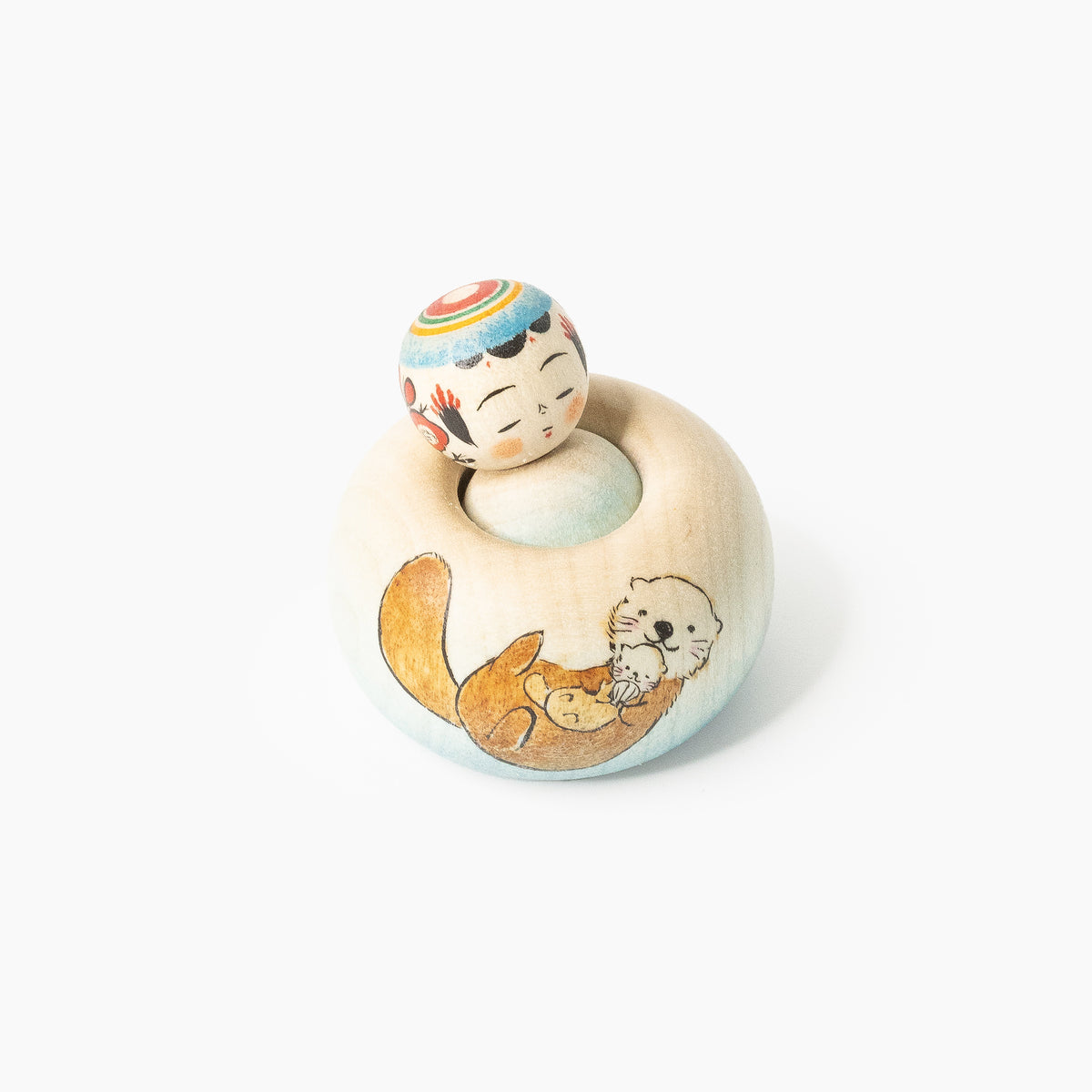Seeotter-Ejiko-Kokeshi in Vorderansicht mit Muttertier und Jungem