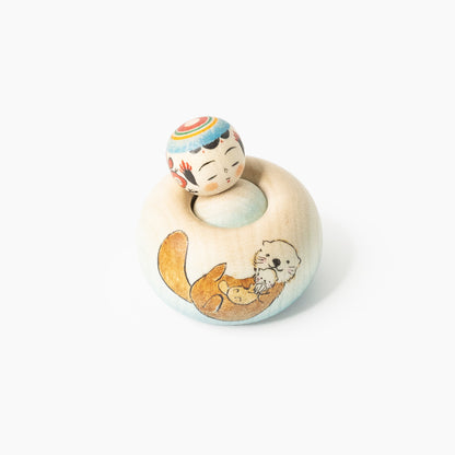 Seeotter-Ejiko-Kokeshi in Vorderansicht mit Muttertier und Jungem