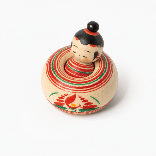 Mini-Ejiko-Kokeshi mit roter Chrysantheme in Vorderansicht