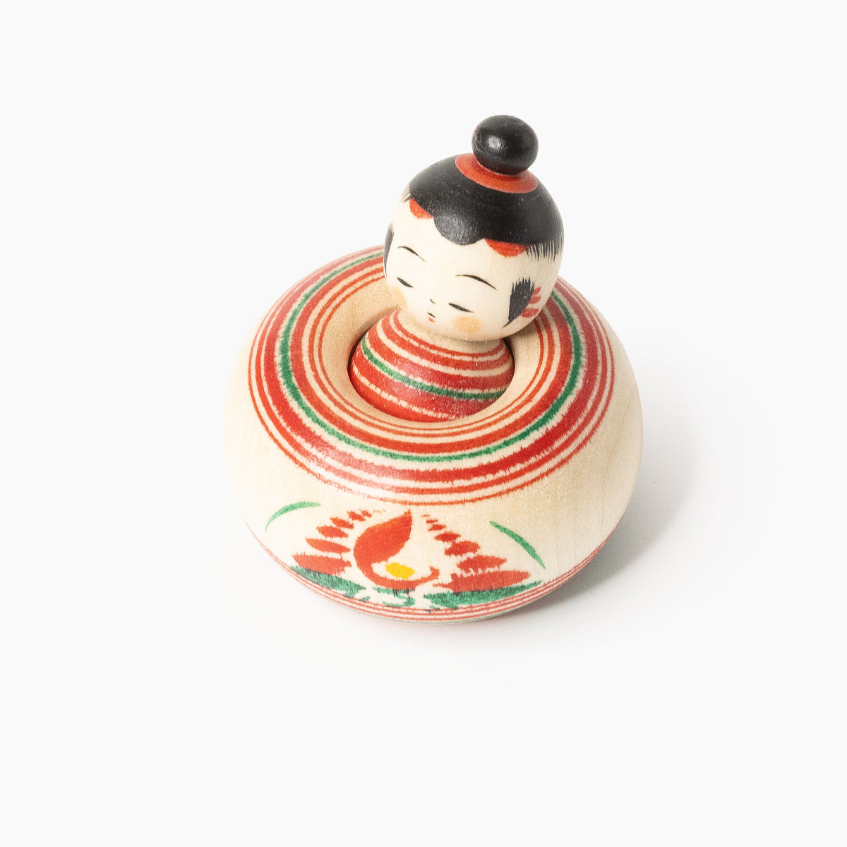 Mini-Ejiko-Kokeshi mit roter Chrysantheme in Vorderansicht