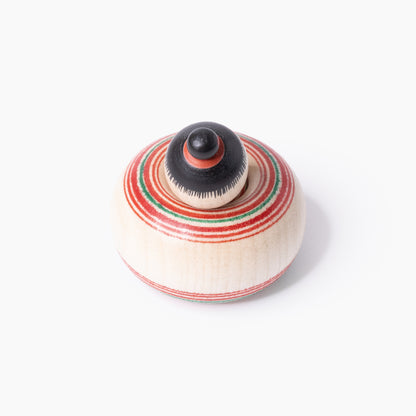 Mini-Ejiko-Kokeshi in Draufsicht mit schwarzem Haarknoten