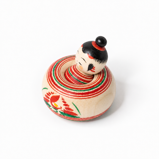Mini-Ejiko-Kokeshi schräg von oben mit Chrysanthemenmotiv