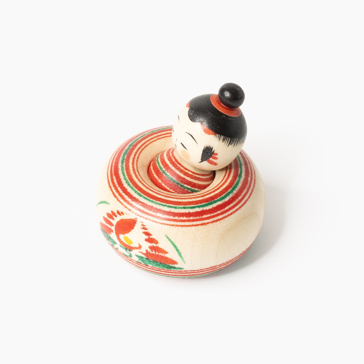 Mini-Ejiko-Kokeshi schräg von oben mit Chrysanthemenmotiv