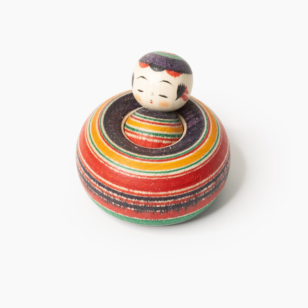 Ejiko-Kokeshi mit Makoto-Drechselmuster in Frontalansicht