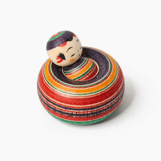 Ejiko-Kokeshi mit Makoto-Drechselmuster in schräger Seitenansicht