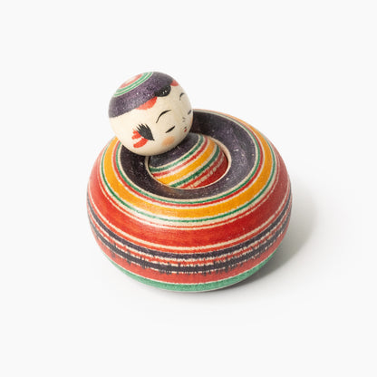 Ejiko-Kokeshi mit Makoto-Drechselmuster in schräger Seitenansicht