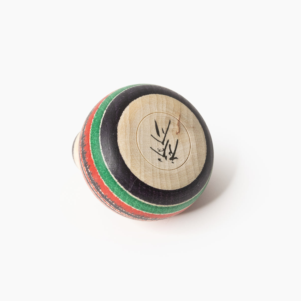 Unterseite der Makoto-Ejiko-Kokeshi mit Künstlersignatur