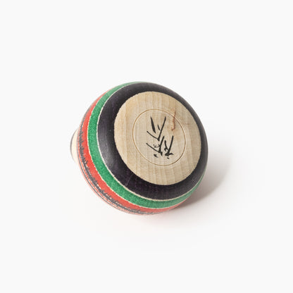 Unterseite der Makoto-Ejiko-Kokeshi mit Künstlersignatur