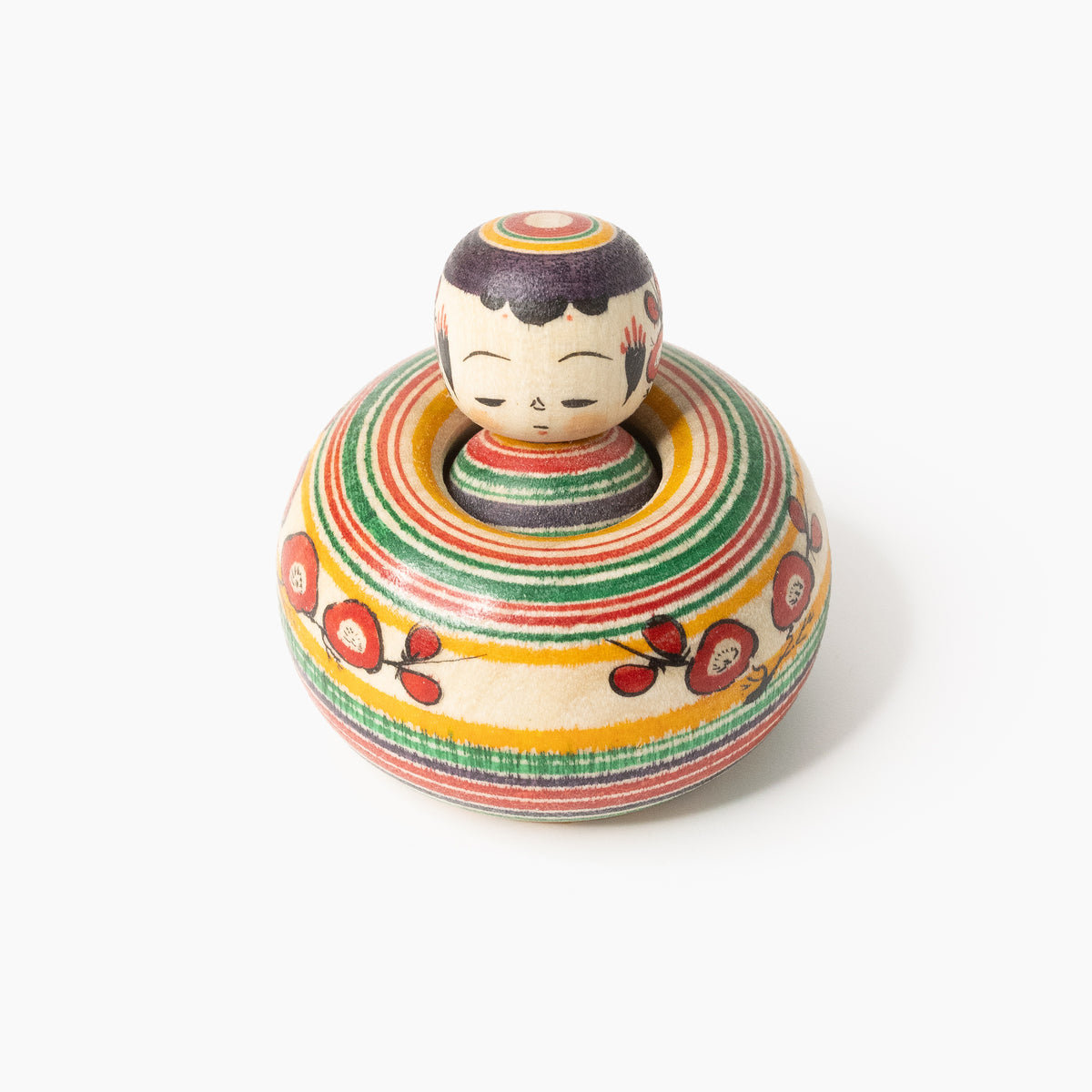 Ejiko-Kokeshi mit Pflaumenblüten und mehrfarbigen Ringen in Frontalansicht