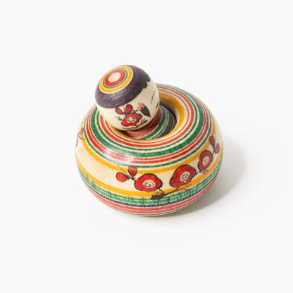Ejiko-Kokeshi schräg von oben mit roten Pflaumenblüten